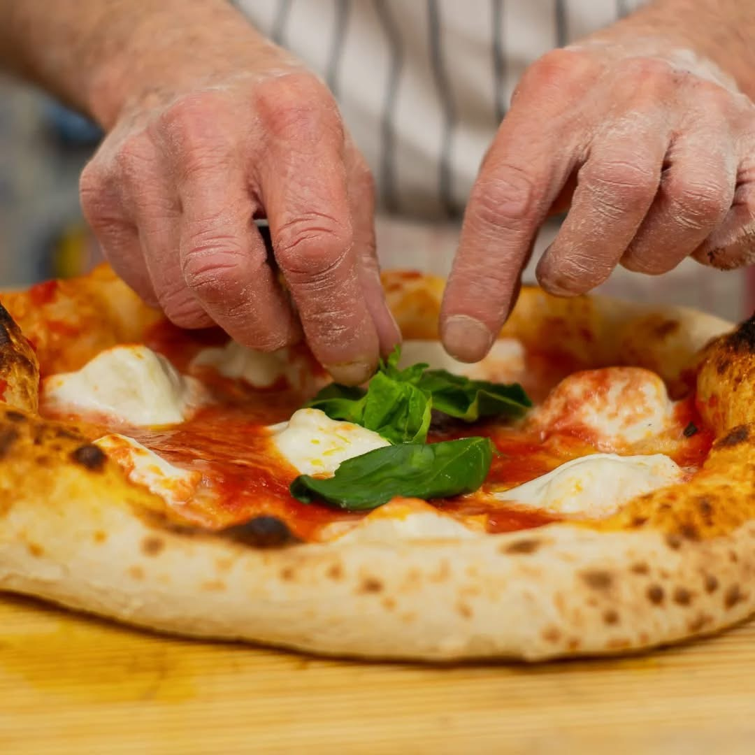 Pizza margherita con basilico
